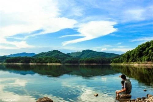 Hồ là điểm du lịch nổi tiếng nhất tỉnh Thái Nguyên, nằm cách trung tâm thành phố khoảng 16 km và cách thủ đô Hà Nội khoảng 100 km