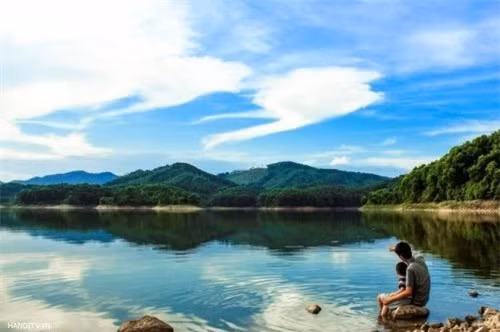 Hồ là điểm du lịch nổi tiếng nhất tỉnh Thái Nguyên, nằm cách trung tâm thành phố khoảng 16 km và cách thủ đô Hà Nội khoảng 100 km