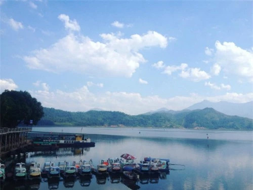 Du khách có thể đi thuyền tham quan các đảo đất, ngắm cảnh hồ, khám phá ngôi nhà hơn 200 tuổi với nhiều di vật quý giá trên Núi Cái, quần thể chùa Thác Vàng... hoặc vui chơi trong công viên nước khi mùa hè tới