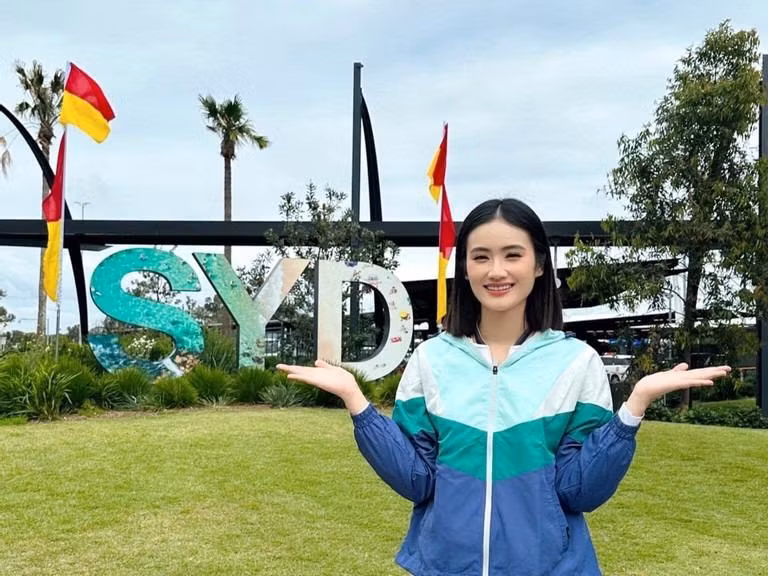 Trước đó, nàng hậu gây bất ngờ khi xuất hiện tại sân bay. Sau nhiều đồn đoán, cô lên tiếng xác nhận theo học 2 năm chuyên ngành Quản trị Kinh doanh tại trường Đại học Sydney, Australia.