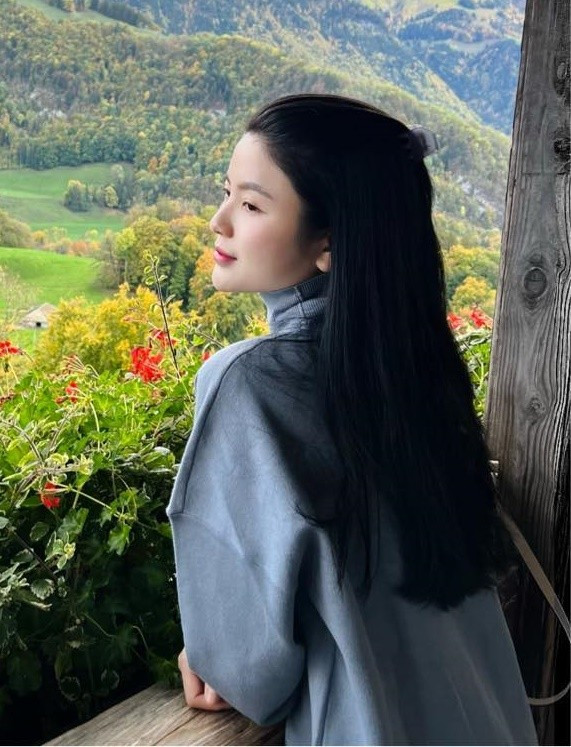 Khi soi lại loạt ảnh cũ của Chu Thanh Huyền, bạn sẽ thấy thỉnh thoảng lắm cô mới dùng cặp càng cua để buộc tóc nửa đầu. Kiểu buộc này giúp mái tóc dài trở nên gọn gàng hơn nhưng không làm sợi tóc bị kéo căng như buộc tóc đuôi ngựa.