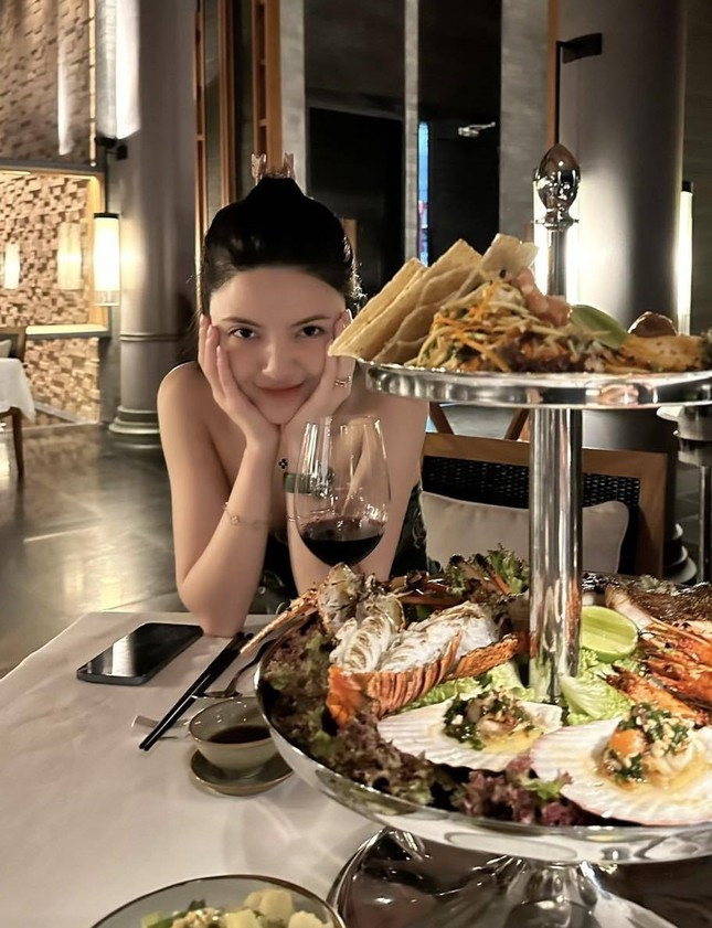 Hiếm hoi lắm netizen mới thấy sắp cưới của Quang Hải búi tóc cao như thế này. Nhiều người khen Chu Thanh Huyền trông thanh thoát hơn khi búi tóc, và tò mò không biết cô sẽ chọn kiểu tóc nào trong lễ ăn hỏi cũng như lễ cưới sắp tới với Quang Hải.