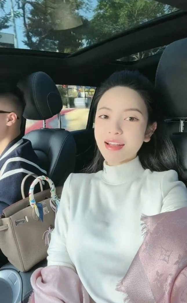 Thế nhưng mới đây, khi Chu Thanh Huyền cùng Quang Hải đi chọn nhẫn cưới thì netizen nhanh chóng phát hiện cô đã có thay đổi đáng kể với mái tóc. Đó là buộc tóc nửa đầu, giúp cho Chu Thanh Huyền khoe được vầng trán thanh tú và có diện mạo mới mẻ hơn.