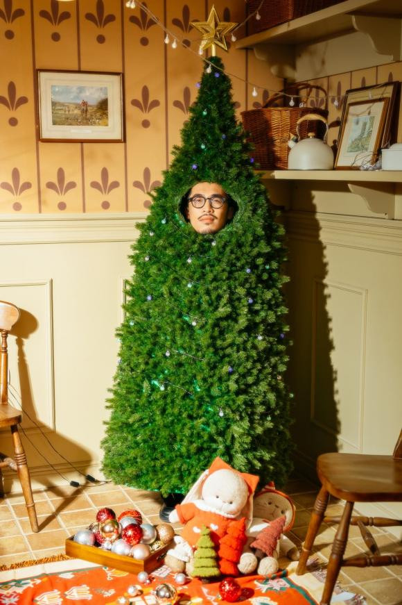 Thái Vũ với cây thông độc đáo cho bạn bè đến check-in.