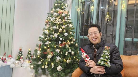 BTV Việt Khuê khoe cây thông nhà mình không quên khen ngợi bà xã: "Giáng Sinh sắp đến thật rồi. Cầm cây thông thấy bồi hồi hân hoan. Nóc nhà công nhận đảm đang. Dày công trang trí đàng hoàng Noel.