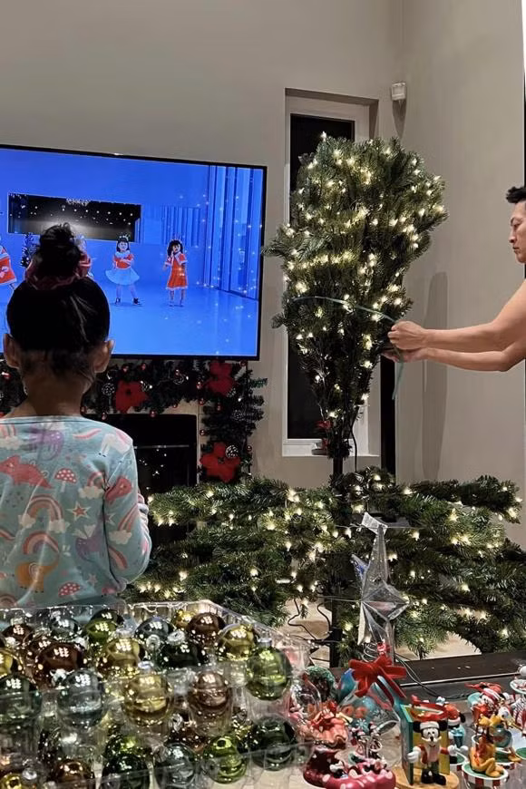 Ca sĩ Thanh Thảo hào hứng khoe năm nay có chồng giúp trang trí cây thông.