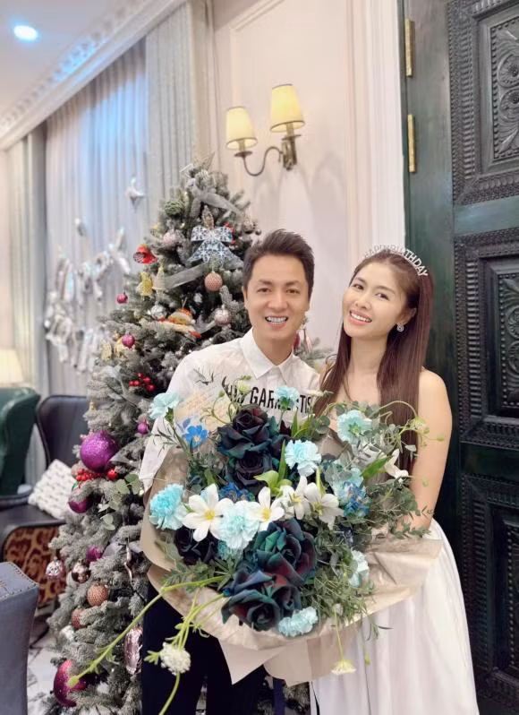 Nhà Đăng Khôi - Thủy Anh được trang hoàng cây thông rực rỡ sắc màu.