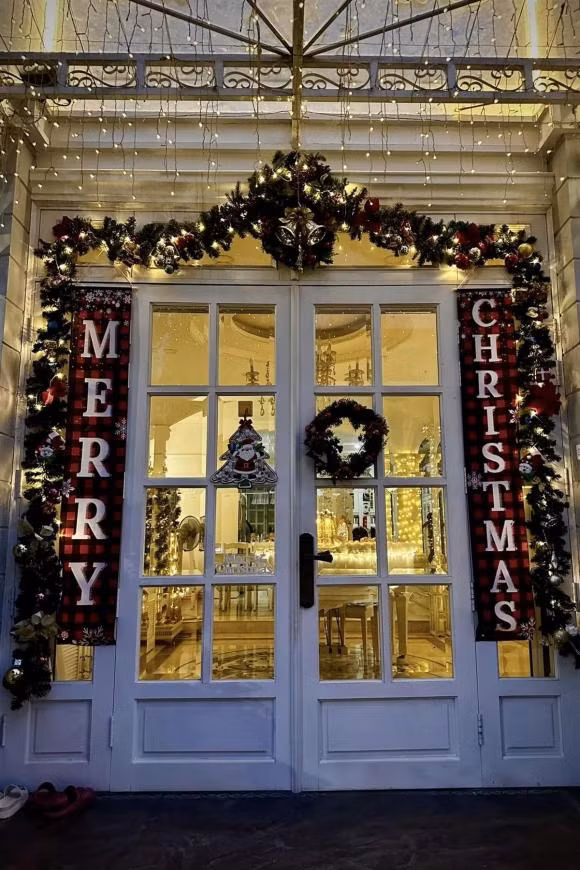 Cựu người mẫu Thúy Hạnh và ông xã Minh Khang dành nhiều ngày trang hoàng biệt thự 200 m2 ở TP HCM.