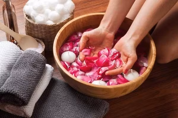 Mua dong, ngam chan nuoc am cuc tot nhung lai cuc hai vi dieu nay-Hinh-2