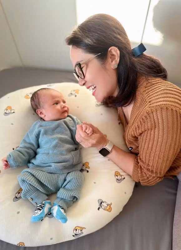 Nguyet Hang phan ung the nao khi chau gan 2 thang tuoi nghich tuyet lanh?