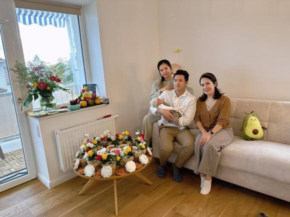 Nguyet Hang phan ung the nao khi chau gan 2 thang tuoi nghich tuyet lanh?-Hinh-5