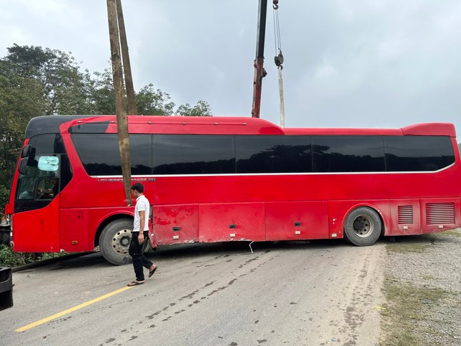 Xe khach mat lai lao xuong ve duong, 30 nguoi thoat nan-Hinh-3