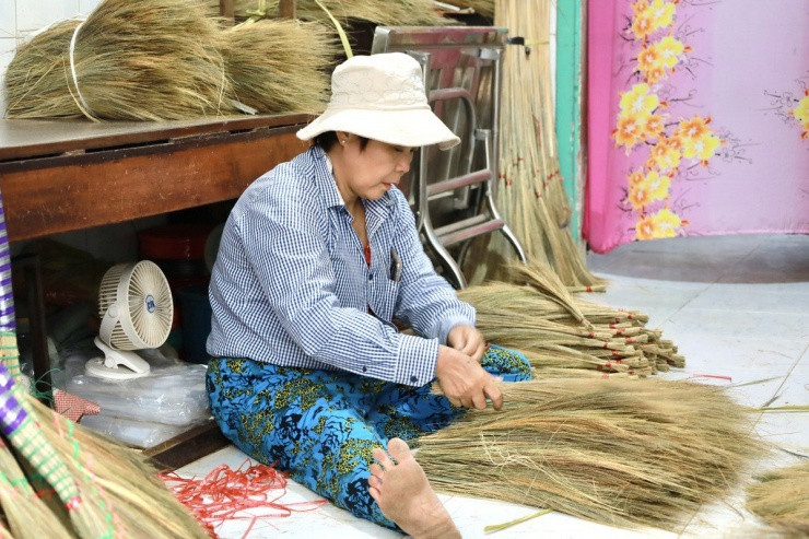 Làng chổi đót duy nhất giữa lòng TP.HCM vào vụ Tết - Hình 8 Lang choi dot duy nhat giua long TP.HCM vao vu Tet-Hinh-8