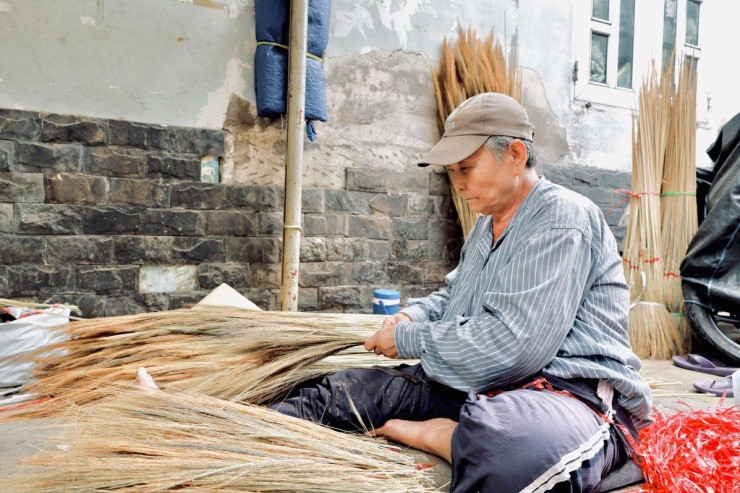 Làng chổi đót duy nhất giữa lòng TP.HCM vào vụ Tết - Hình 10 Lang choi dot duy nhat giua long TP.HCM vao vu Tet-Hinh-10