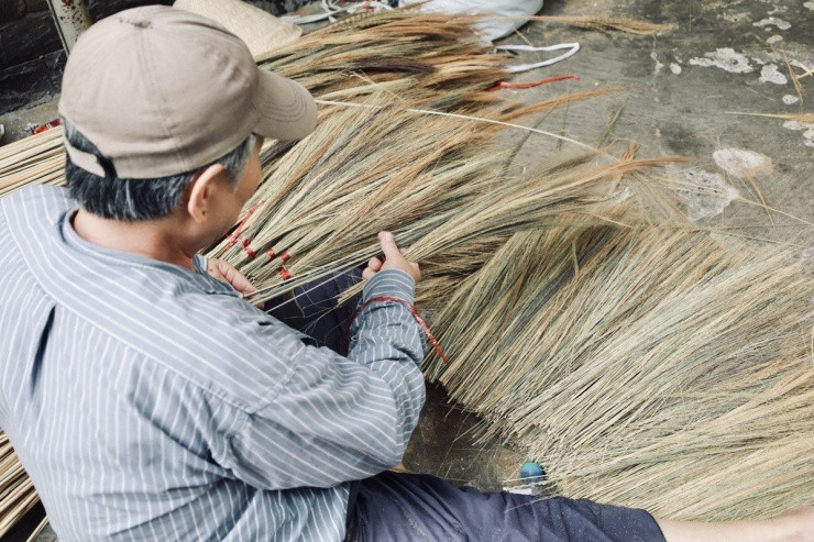 Làng chổi đót duy nhất giữa lòng TP.HCM vào vụ Tết - Hình 4 Lang choi dot duy nhat giua long TP.HCM vao vu Tet-Hinh-4