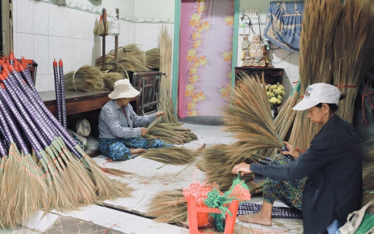 Làng chổi đót duy nhất giữa lòng TP.HCM vào vụ Tết - Hình 12 Lang choi dot duy nhat giua long TP.HCM vao vu Tet-Hinh-12