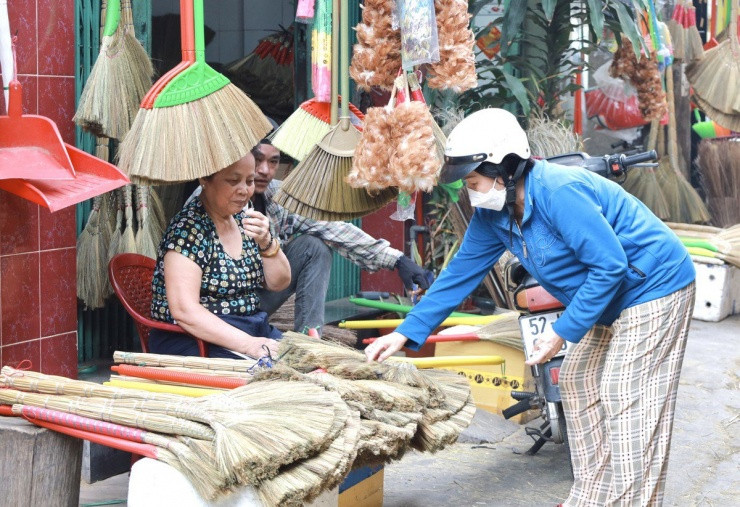 Làng chổi đót duy nhất giữa lòng TP.HCM vào vụ Tết - Hình 7 Lang choi dot duy nhat giua long TP.HCM vao vu Tet-Hinh-7