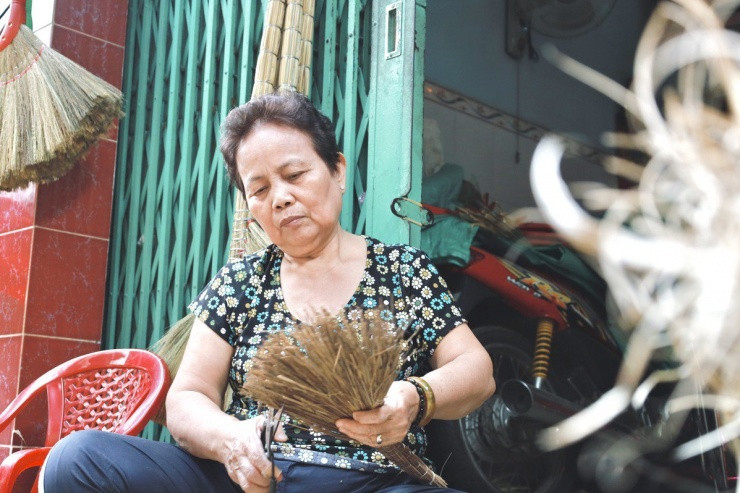 Làng chổi đót duy nhất giữa lòng TP.HCM vào vụ Tết - Hình 9 Lang choi dot duy nhat giua long TP.HCM vao vu Tet-Hinh-9