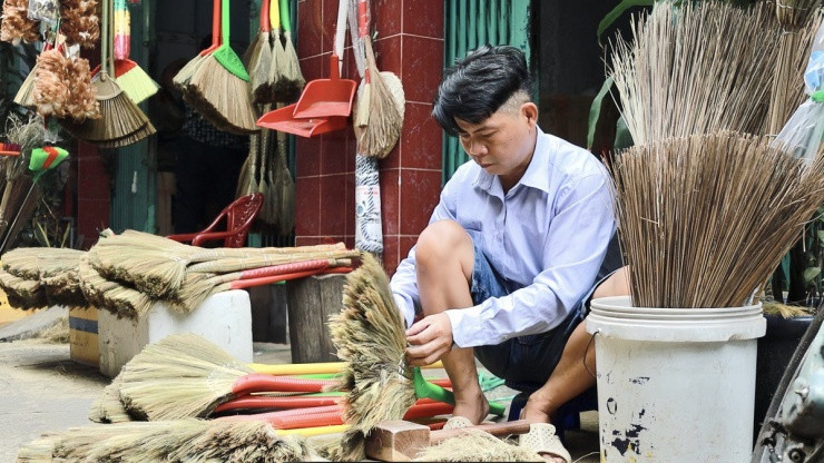 Làng chổi đót duy nhất giữa lòng TP.HCM vào vụ Tết - Hình 2 Lang choi dot duy nhat giua long TP.HCM vao vu Tet-Hinh-2
