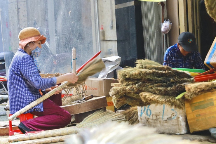 Làng chổi đót duy nhất giữa lòng TP.HCM vào vụ Tết - Hình 3 Lang choi dot duy nhat giua long TP.HCM vao vu Tet-Hinh-3