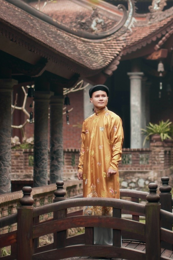 Chiếc áo dài mà Quang Hải mặc chụp ảnh được phỏng dựng dựa trên trang phục mà vua Bảo Đại từng mặc nhiều lần trong các dịp trang trọng, đặc biệt là trong chuyến sang Pháp năm 1939. Mẫu áo này không có hoa văn lớn ở phần ngực mà có nhiều hình thêu màu vàng nằm rải rác, nhìn vẫn có điểm nhấn mà không kém phần thanh nhã.