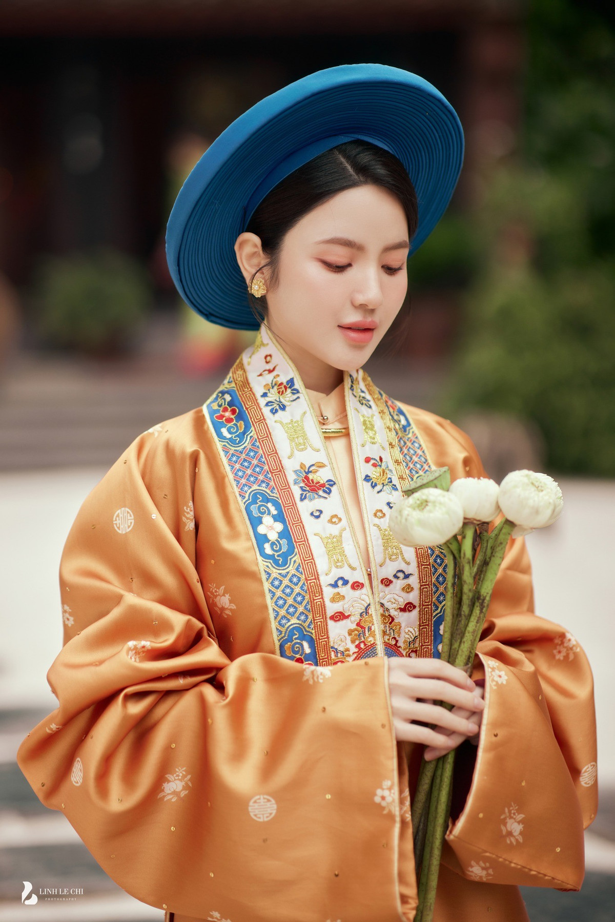 Còn cô dâu Thanh Huyền khoác lên người một thiết kế lấy cảm hứng từ bộ lễ phục đầu tiên của Nam Phương Hoàng Hậu trong hôn lễ với vua Bảo Đại năm 1934. Trang phục còn có tên là áo Nhật Bình, ngoài áo dài bên trong còn có thêm áo khoác với phần cổ áo được thêu và đính kết vô cùng tỉ mỉ, cầu kỳ.