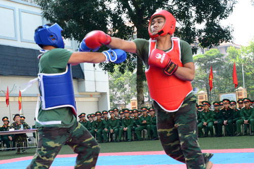 Với tinh thần “Khỏe để xây dựng và bảo vệ Tổ quốc”, đánh địch trong mọi tình huống, kể cả tay không, Lữ đoàn 144-Bộ Tổng Tham mưu đã tổ chức Hội thao võ chiến đấu tay không chào mừng 63 năm ngày truyền thống đơn vị. Trong ảnh, cú ra đòn của vận động viên đai đỏ.