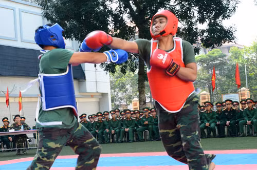 Với tinh thần “Khỏe để xây dựng và bảo vệ Tổ quốc”, đánh địch trong mọi tình huống, kể cả tay không, Lữ đoàn 144-Bộ Tổng Tham mưu đã tổ chức Hội thao võ chiến đấu tay không chào mừng 63 năm ngày truyền thống đơn vị. Trong ảnh, cú ra đòn của vận động viên đai đỏ.