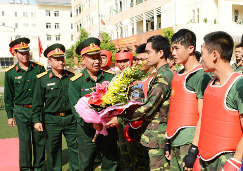 Chỉ huy lữ đoàn động viên, chúc mừng các vận động viên giành kết quả cao.