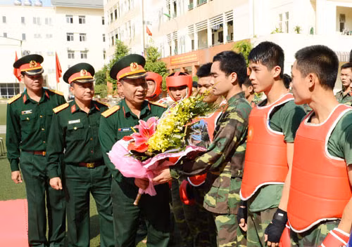 Chỉ huy lữ đoàn động viên, chúc mừng các vận động viên giành kết quả cao.