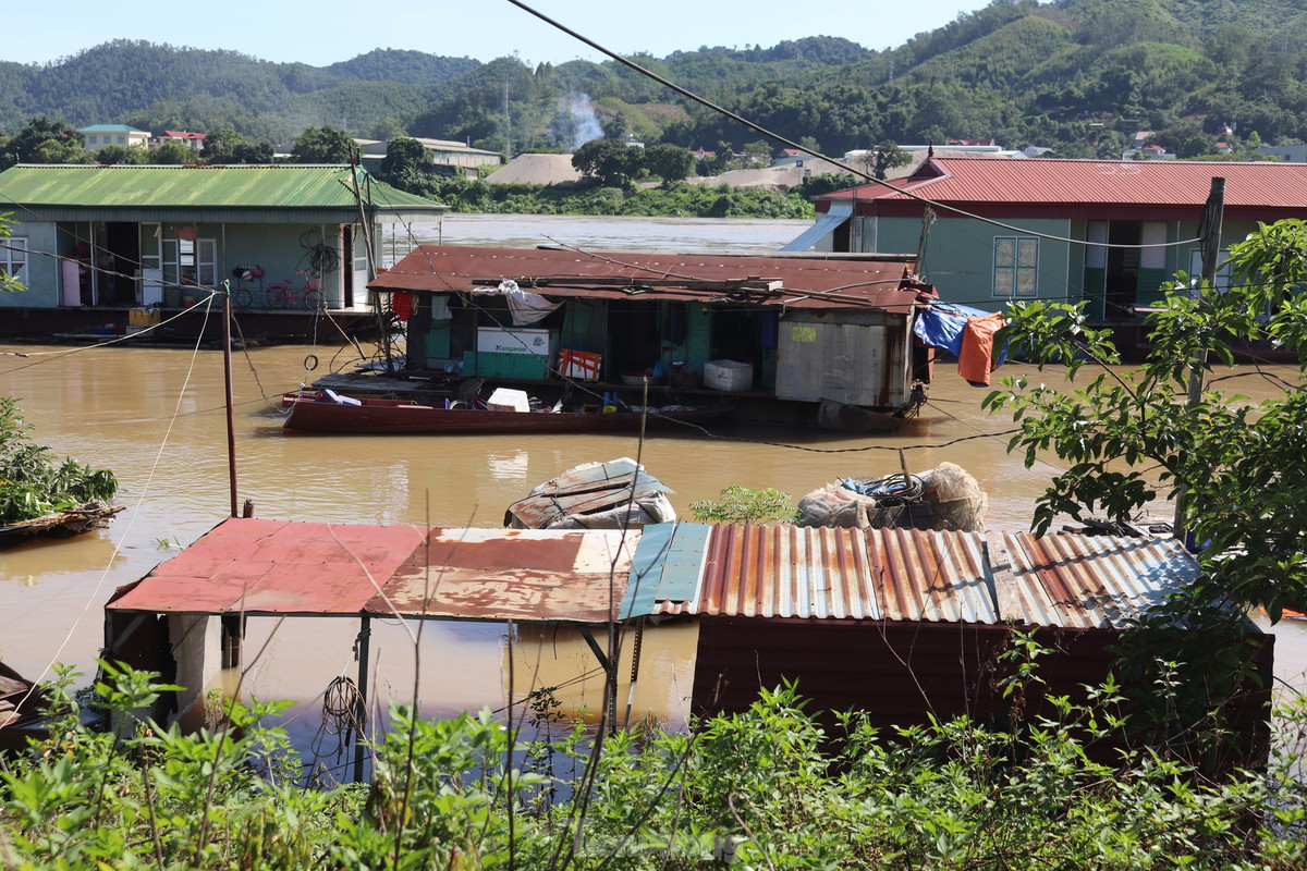 Ông Lê Thanh Bình - Chủ tịch UBND phường Thịnh Lang, cho hay, trước và trong thời điểm hồ Thủy điện Hòa Bình mở cửa xả đáy, chính quyền phường đã tuyên truyền, vận động đến bà con các biện pháp đảm bảo an toàn. Đồng thời, phường cử cán bộ trực ngày đêm cùng người dân trong thời gian xả lũ.