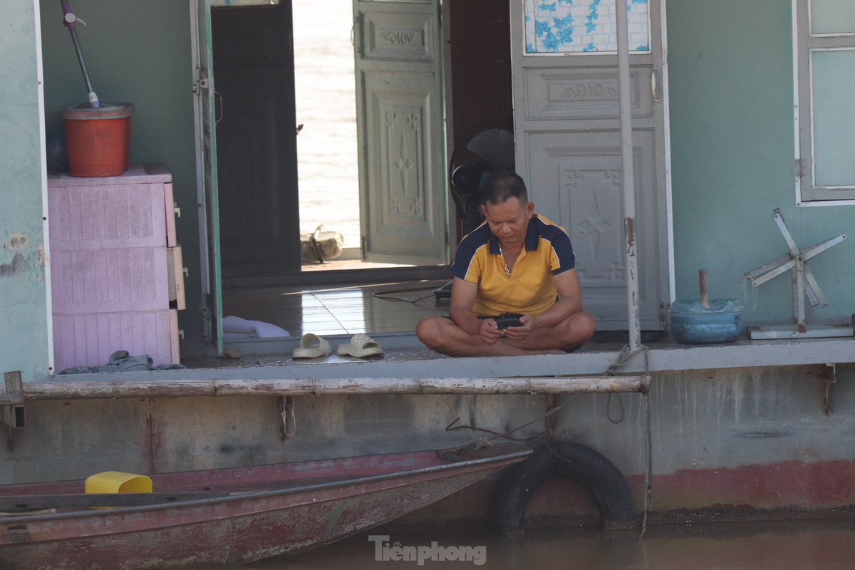 Điều mà người dân nơi đây trăn trở là nước sinh hoạt, bởi lẽ họ phụ thuộc hoàn toàn vào nước sông. Thường ngày sông tĩnh lặng nước trong, giờ đây nước sông đục ngầu, người dân phải dùng phèn chua để lọc lấy nước sạch, tuy vậy vẫn còn nhiều lo lắng về chất lượng nước.