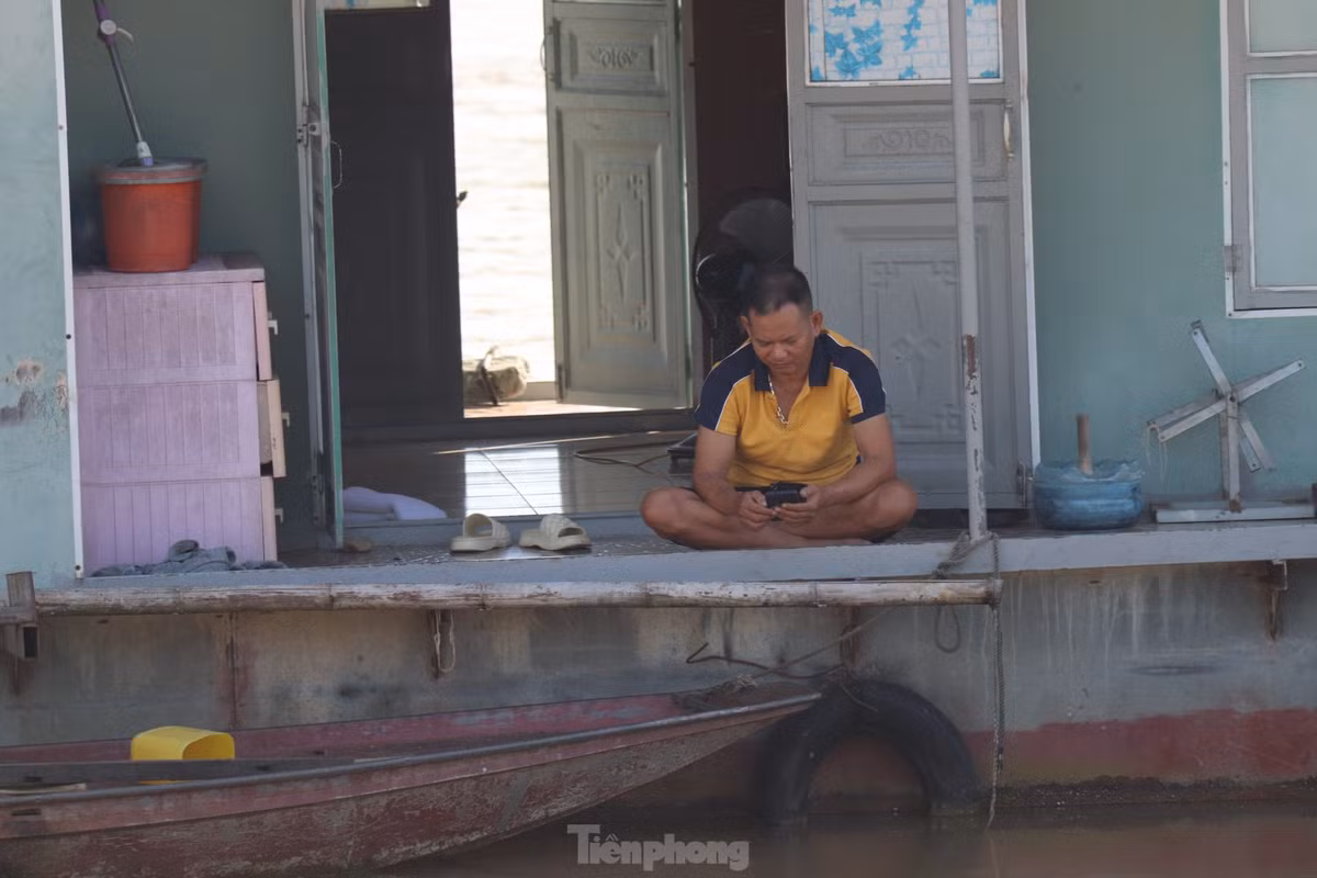 Điều mà người dân nơi đây trăn trở là nước sinh hoạt, bởi lẽ họ phụ thuộc hoàn toàn vào nước sông. Thường ngày sông tĩnh lặng nước trong, giờ đây nước sông đục ngầu, người dân phải dùng phèn chua để lọc lấy nước sạch, tuy vậy vẫn còn nhiều lo lắng về chất lượng nước.