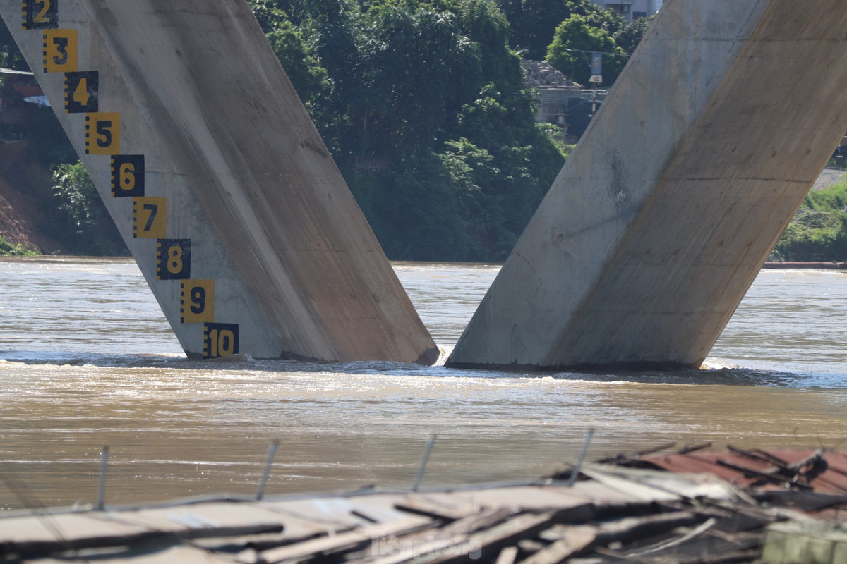 Theo bản tin dự báo thủy văn tỉnh Hòa Bình, mực nước hạ lưu sông Đà ngày 8/8 dao động khoảng 16m. Tại cầu Hòa Bình 3, thước đo cho thấy mực nước sông Đà cách mặt cầu hơn 10m.