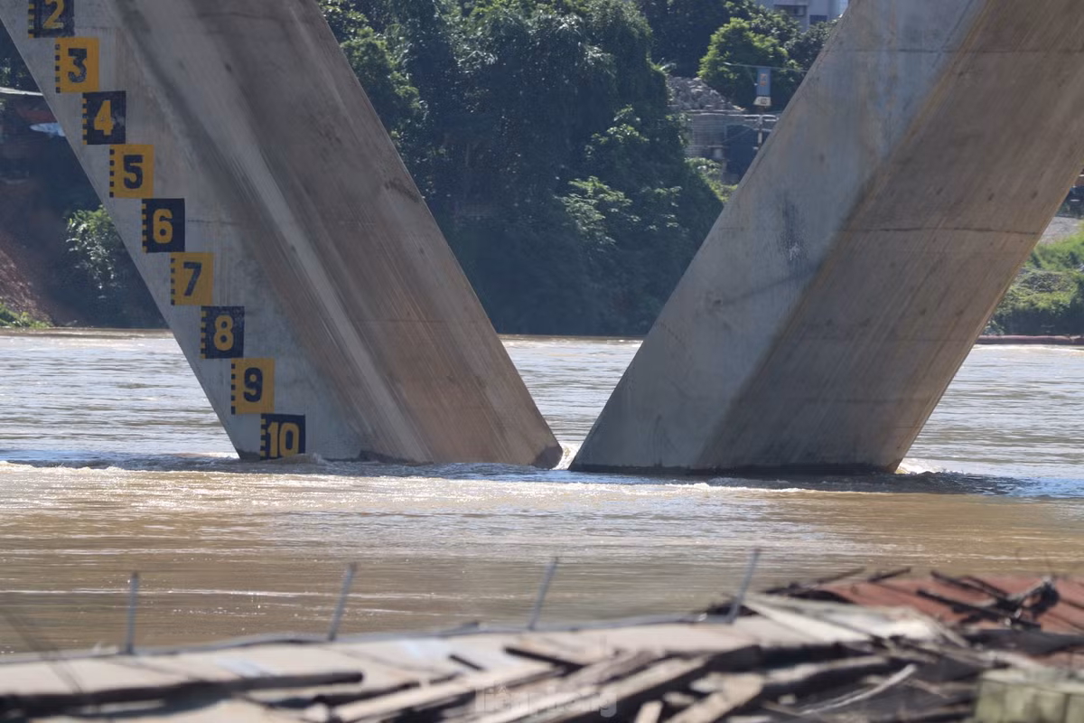 Theo bản tin dự báo thủy văn tỉnh Hòa Bình, mực nước hạ lưu sông Đà ngày 8/8 dao động khoảng 16m. Tại cầu Hòa Bình 3, thước đo cho thấy mực nước sông Đà cách mặt cầu hơn 10m.