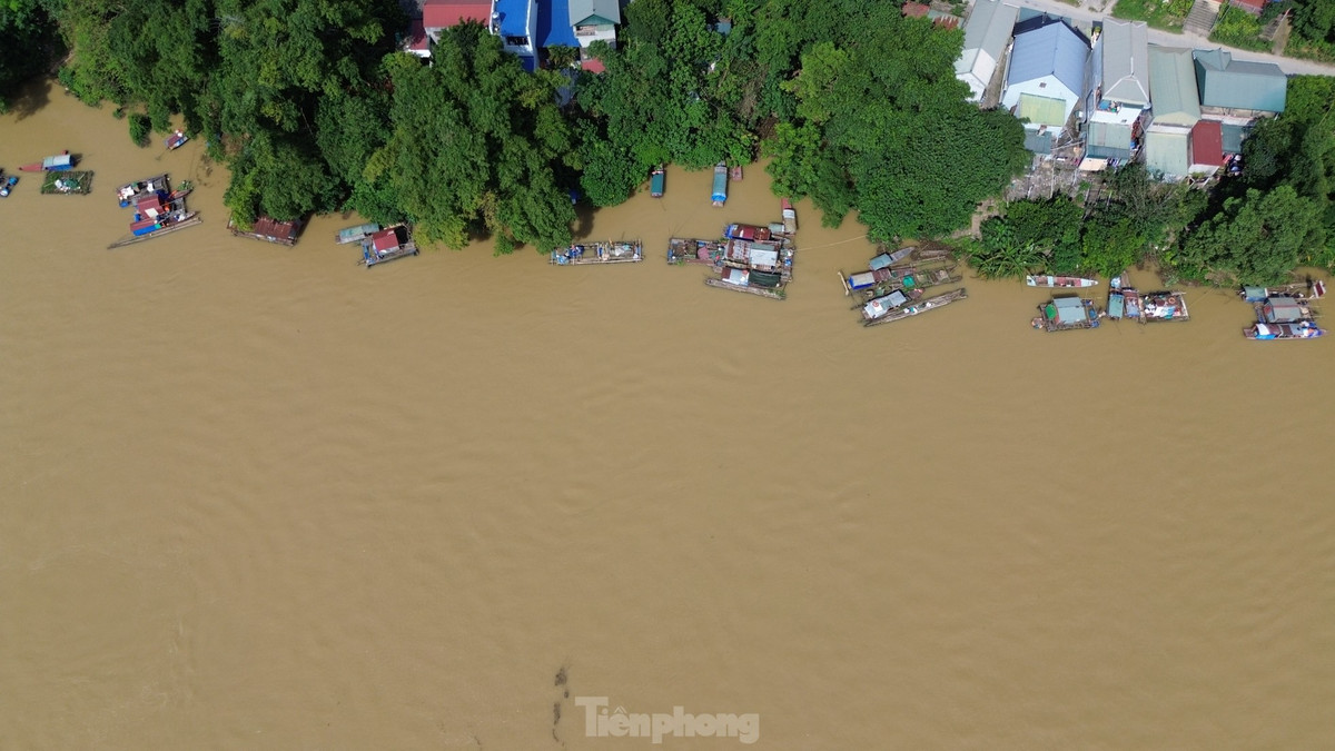 Tương tự, tại xóm Tân Thành, xã Hợp Thành, TP. Hòa Bình, có khoảng hơn 20 hộ sống bằng nghề đánh bắt và nuôi trồng thủy sản. Mỗi lần thủy điện xả lũ ảnh hưởng rất lớn đến đời sống sinh hoạt và thu nhập cũng bị giảm sút đáng kể.