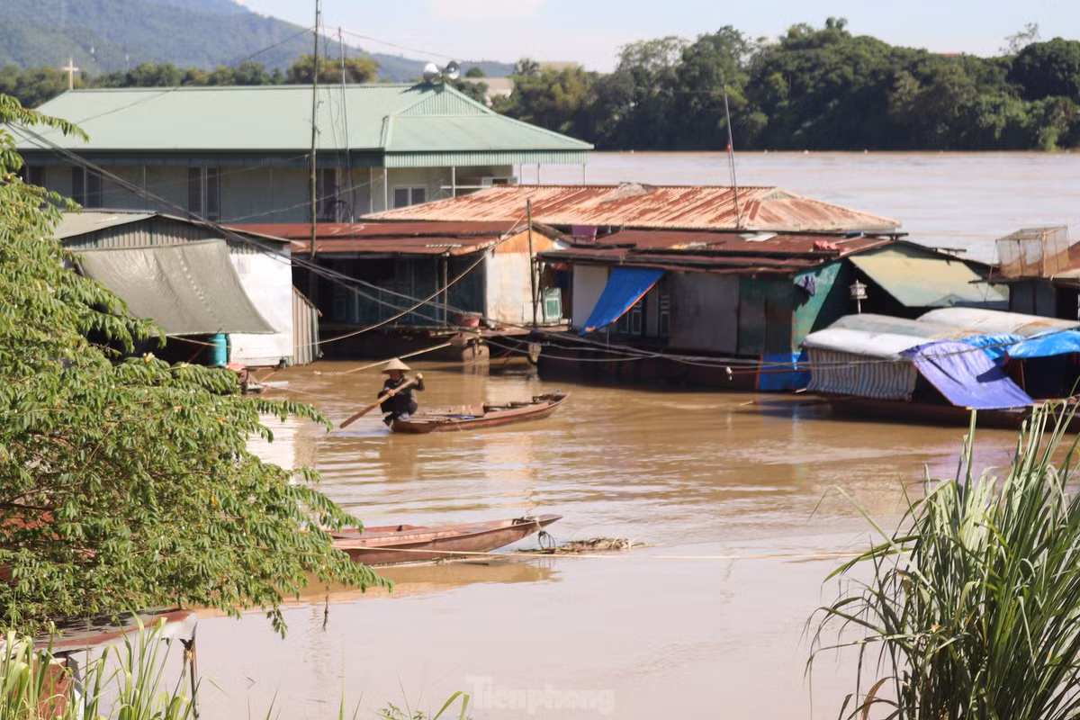 Điểm neo đậu, lối đi lại của người dân phần lớn bị nước nhấn chìm.