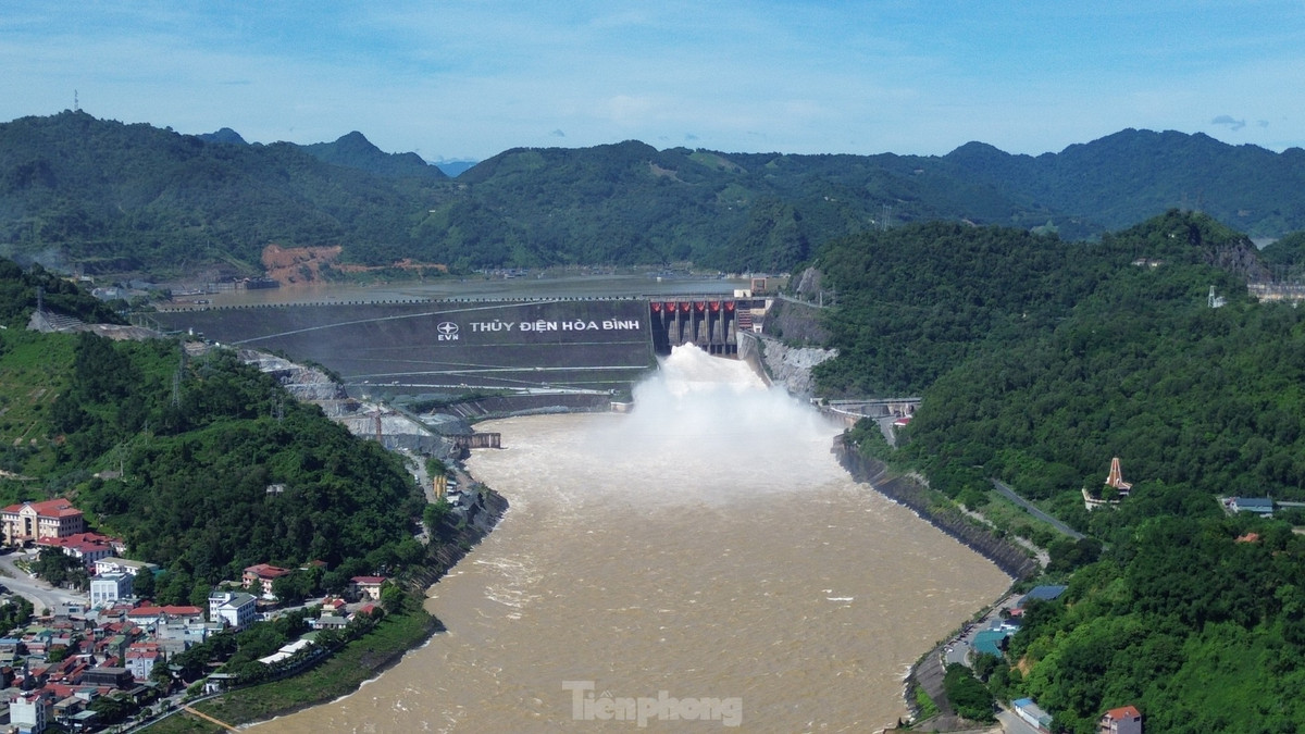 Sau các đợt xả lũ của nhà máy thủy điện Hòa Bình, mực nước sông Đà dâng cao, tác động không nhỏ đến cuộc sống của người dân tại khu vực hạ lưu.