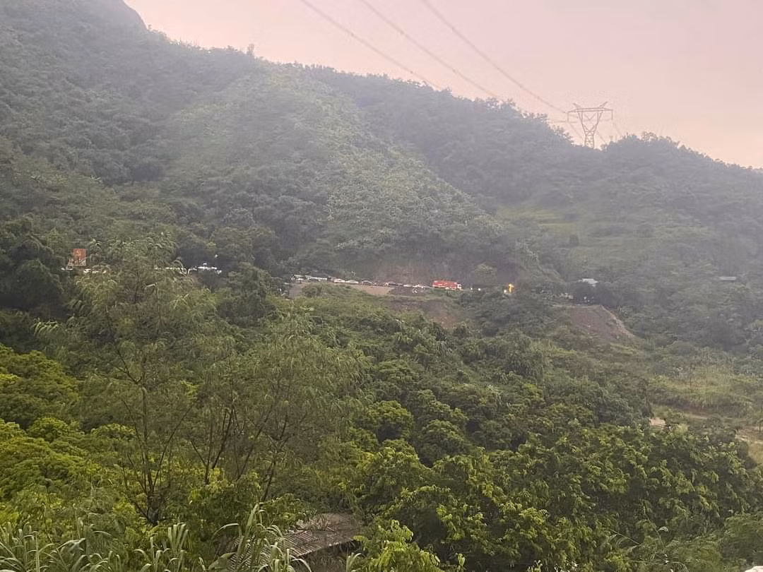 Sạt lở khiến giao thông trên Quốc lộ 6 đoạn qua dốc Cun ùn tắc hàng km. Ảnh: Người dân cung cấp.