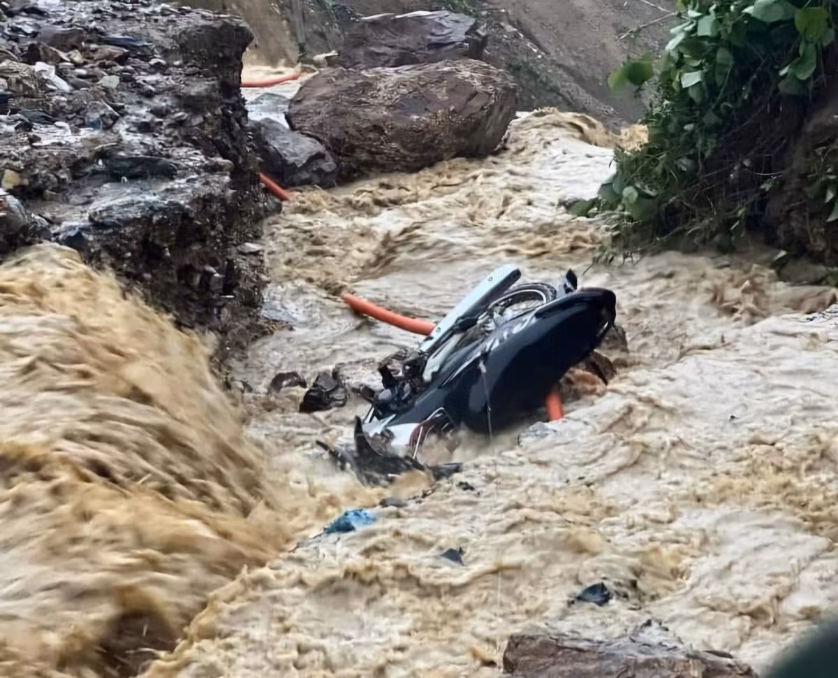 Cùng với đó, một chiếc xe máy của người dân bị dòng nước chảy xiết cuốn xuống taluy âm. Ảnh: Người dân cung cấp.