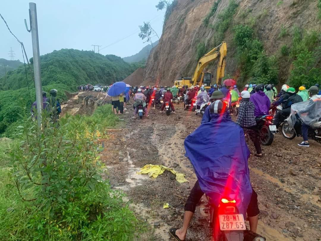 Lãnh đạo UBND phường Thống Nhất, TP.Hòa Bình, cho biết: "Nguyên nhân gây ùn tắc giao thông do mưa lớn làm sạt lở tại một số vị trí đang thi công của dự án "Xử lý nguy cơ mất an toàn giao thông đoạn dốc Cun trên Quốc lộ 6". Ngay sau khi xảy ra sạt lở, đơn vị khẩn trương khắc phục vị trí bị sạt lở. Hiện các phương tiện đã lưu thông bình thường". Ảnh: Người dân cung cấp. 