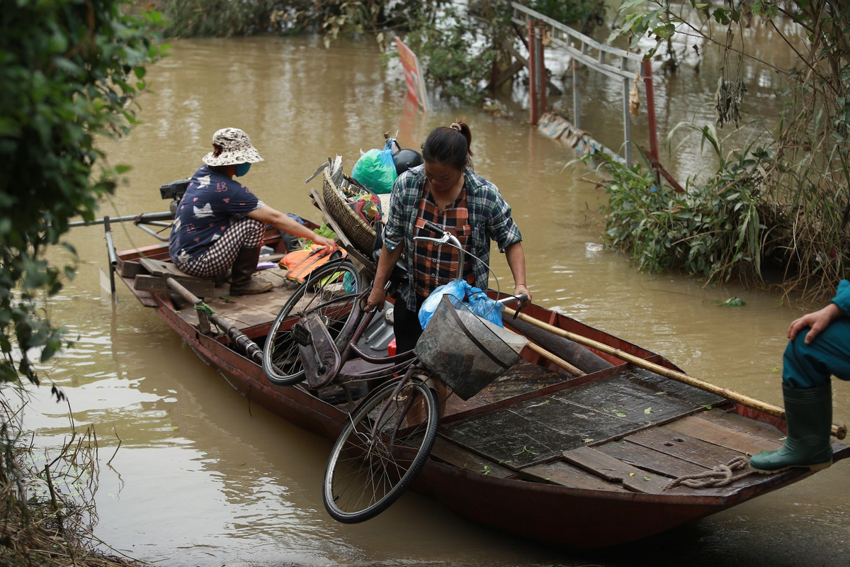 Người dân trong khu vực cho biết, những ngày gần đây, để đi học, đi làm hay thậm chí đi chợ đều phải sử dụng thuyền, không thể sử dụng các phương tiện như xe máy, xe đạp,...