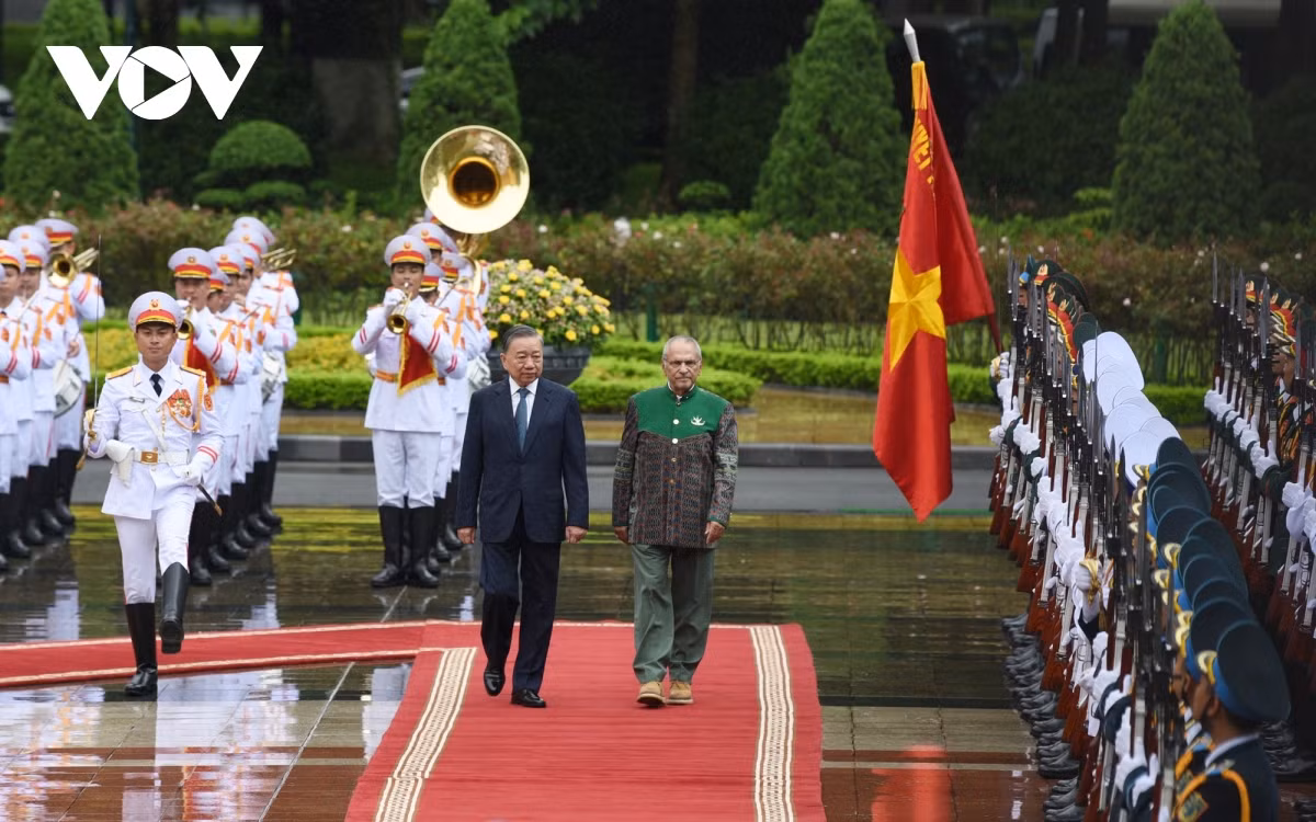 Chủ tịch nước Tô Lâm và Tổng thống Jose Ramos-Horta duyệt đội Danh dự Quân đội nhân dân Việt Nam.