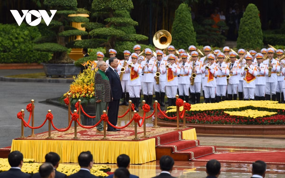 Sáng 1/8, tại Phủ Chủ tịch, Chủ tịch nước Tô Lâm đã chủ trì lễ đón chính thức Tổng thống Timor Leste Jose Ramos-Horta thăm cấp Nhà nước Việt Nam. Chủ tịch nước Tô Lâm và Tổng thống Timor Leste Jose Ramos-Horta đứng trên bục danh dự, quân nhạc cử quốc thiều 2 nước.