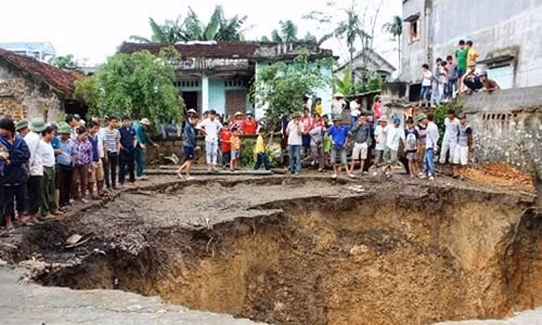 Hố tử thần rộng 10m, sâu 25m xuất hiện ở Thanh Hóa.