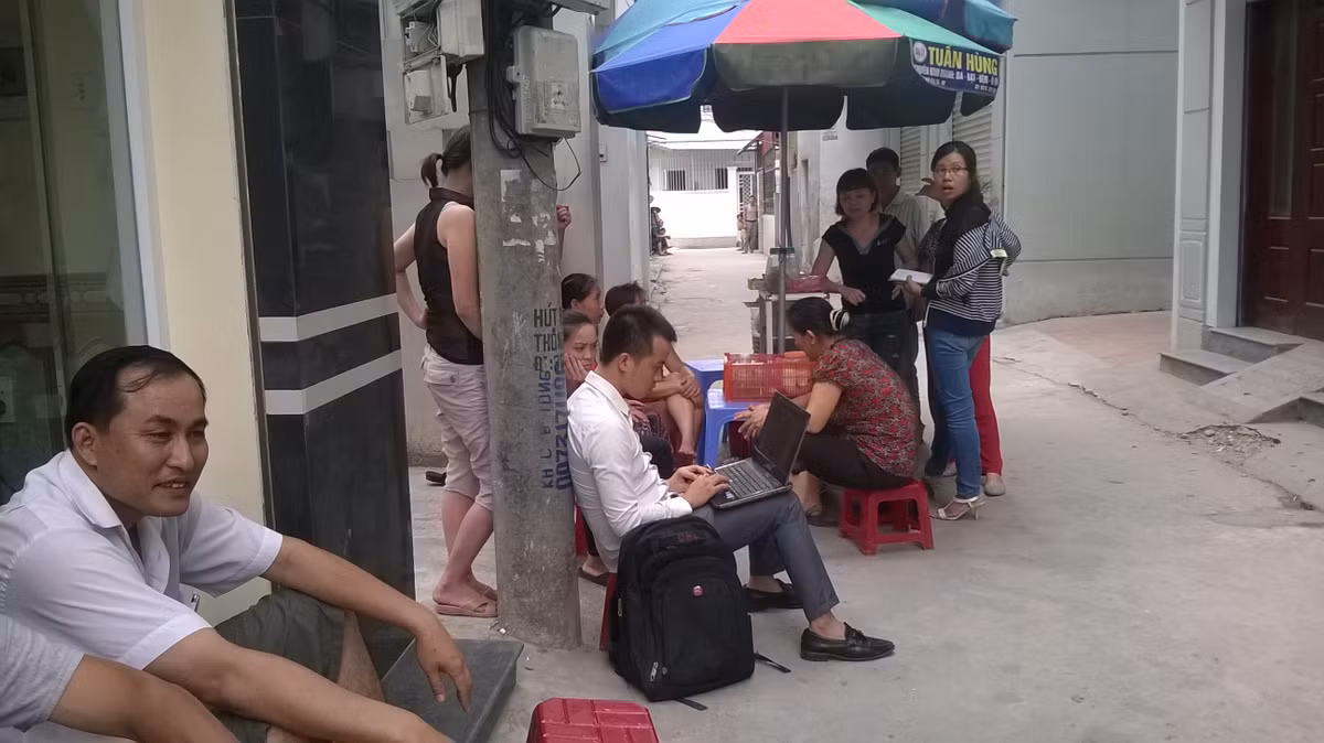 Người dân bàng hoàng khi chứng kiến vụ việc.