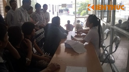 Các công nhân bị ngộ độc khám chữa tại Bệnh viện đa khoa Lương Tài.