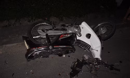 Vu tai nan giao thong xe may va cham o to nga ra duong