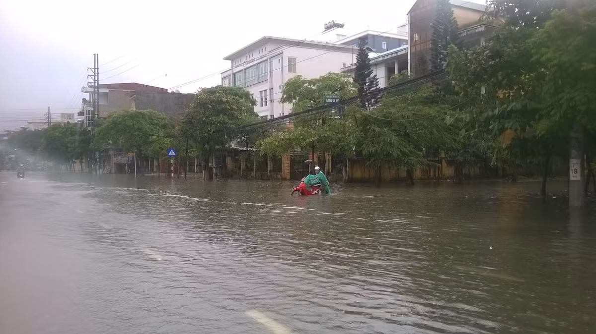 Muốn đi qua đoạn đường này chỉ còn cách duy nhất là... dắt xe máy.