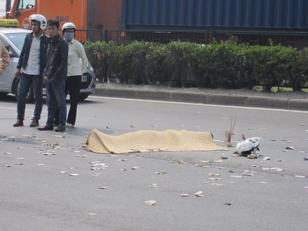 Nam thanh niên bị xe cán qua người chết thảm.